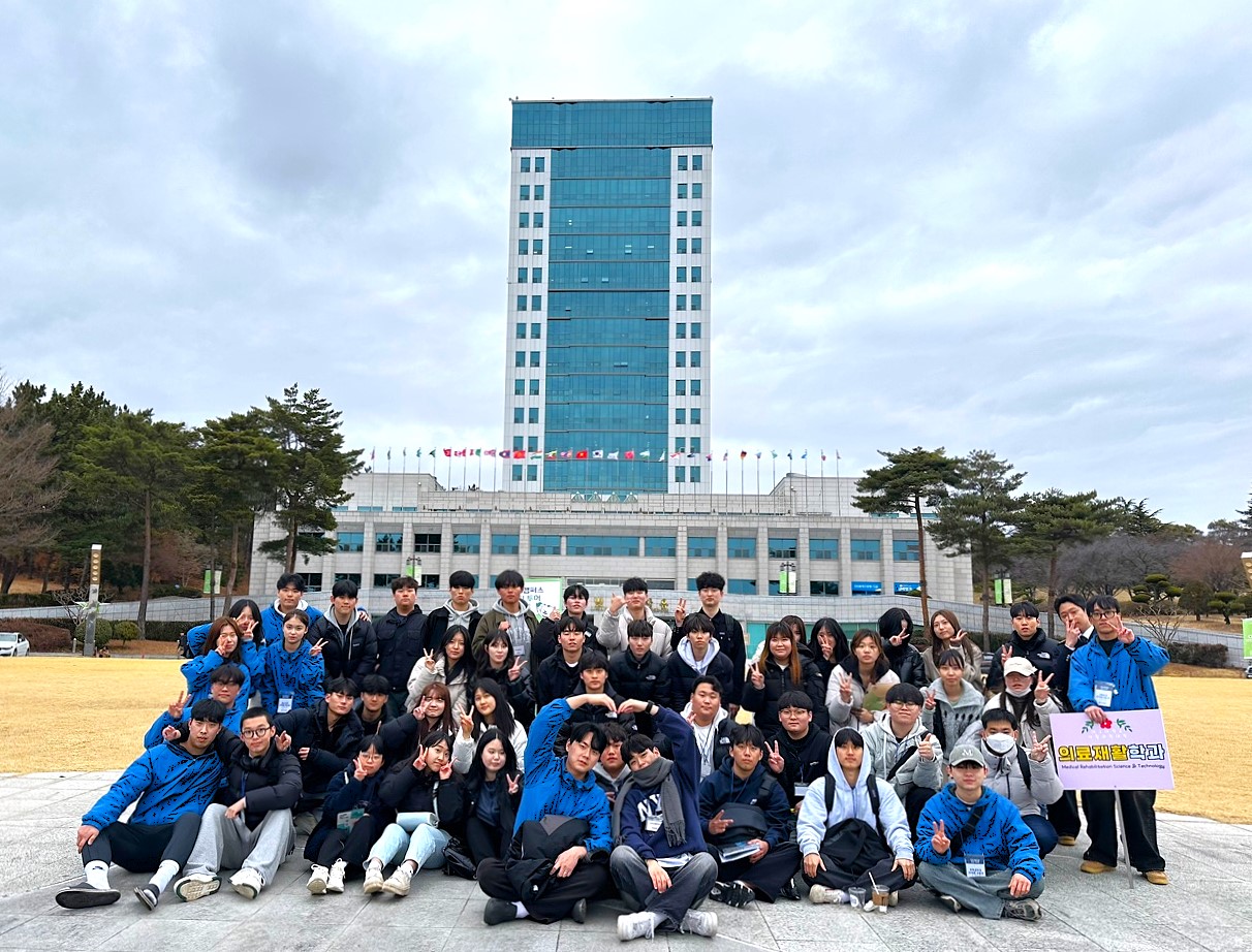 신입생 환영주간_성산홀 앞에서♥